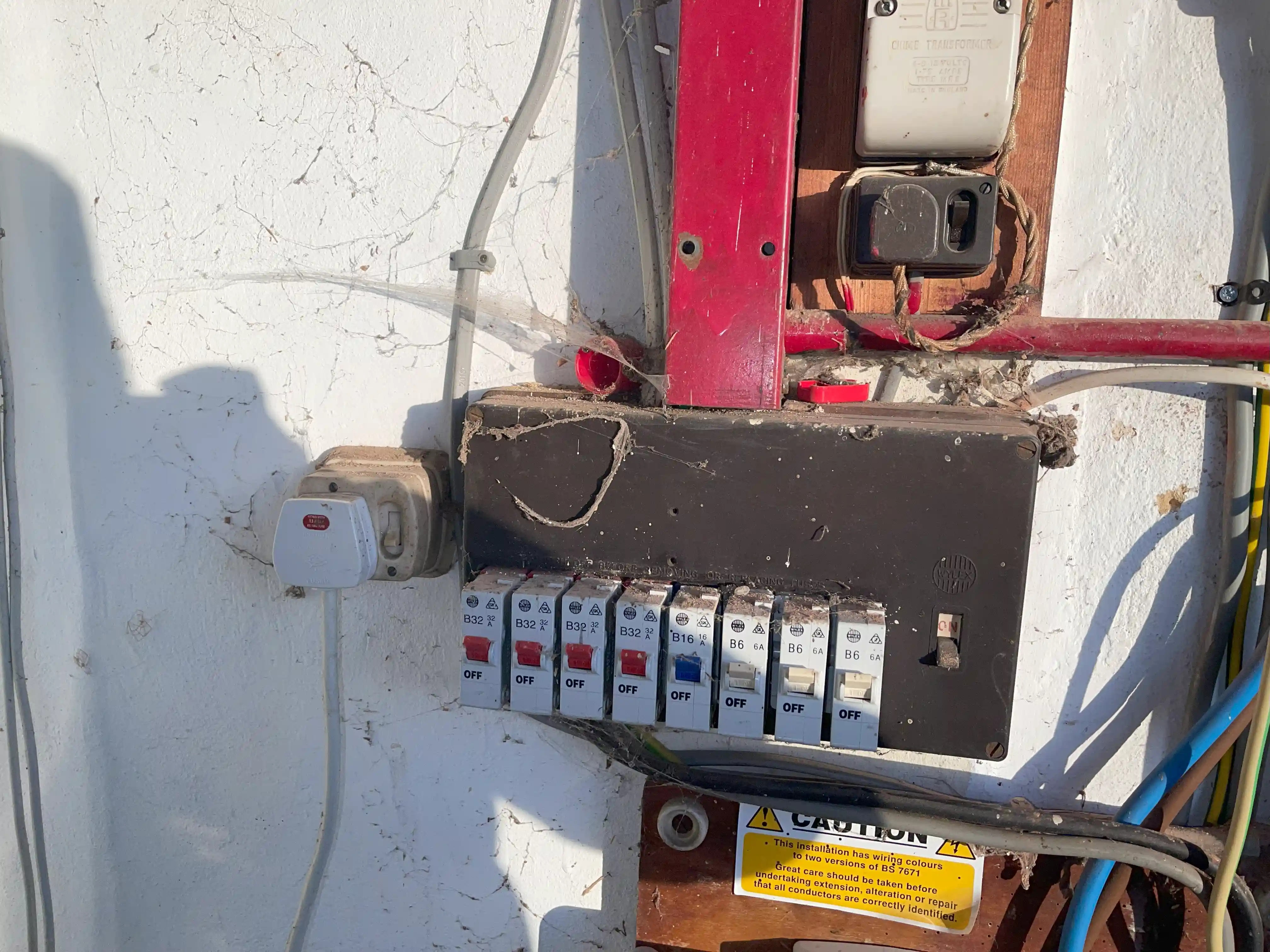 24 Hours Emergency Electrician near West Molesey